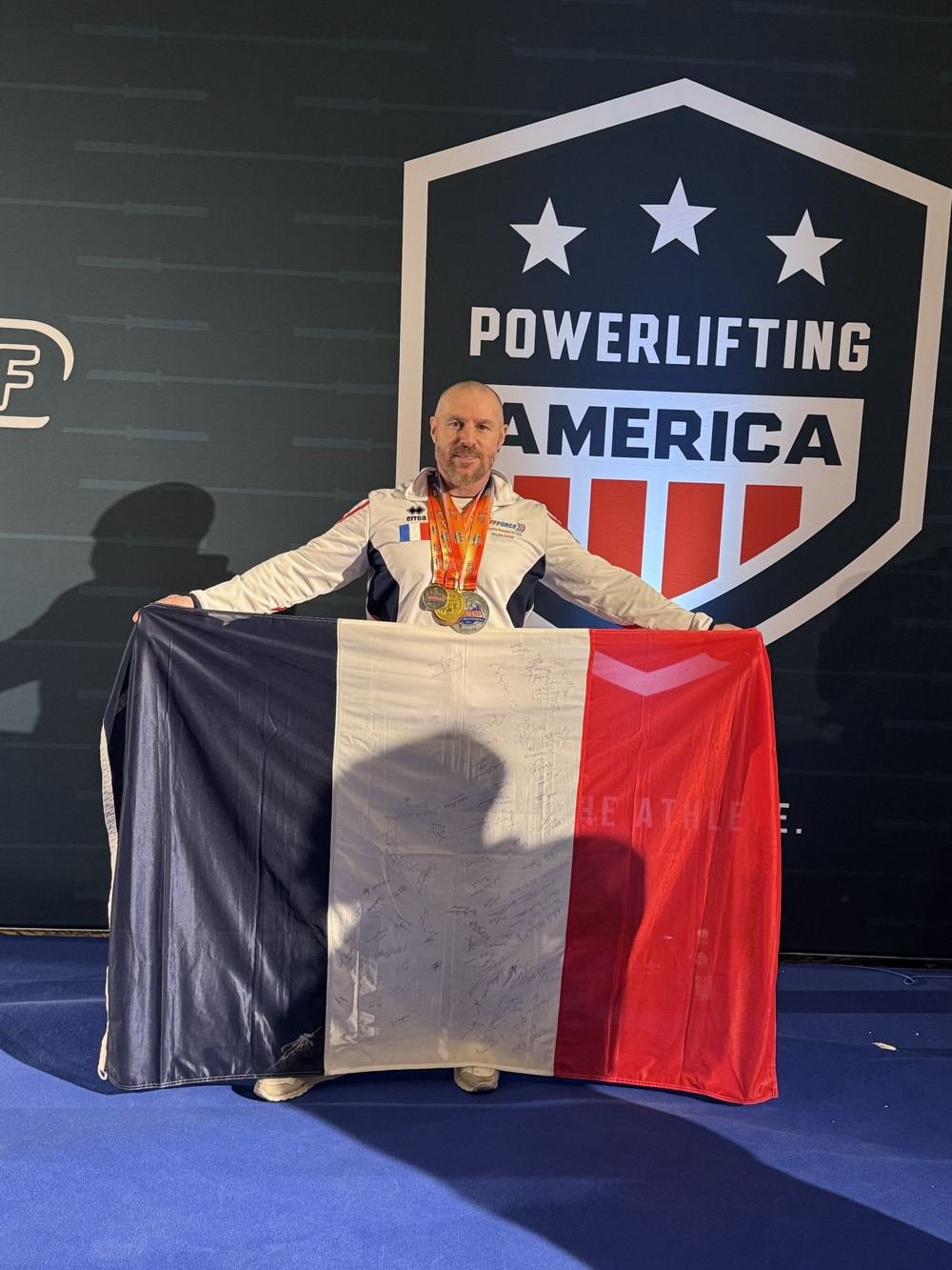 Karim Houas avec le drapeau français et ses médailles, Mondiaux IPF Masters de Reno 2026