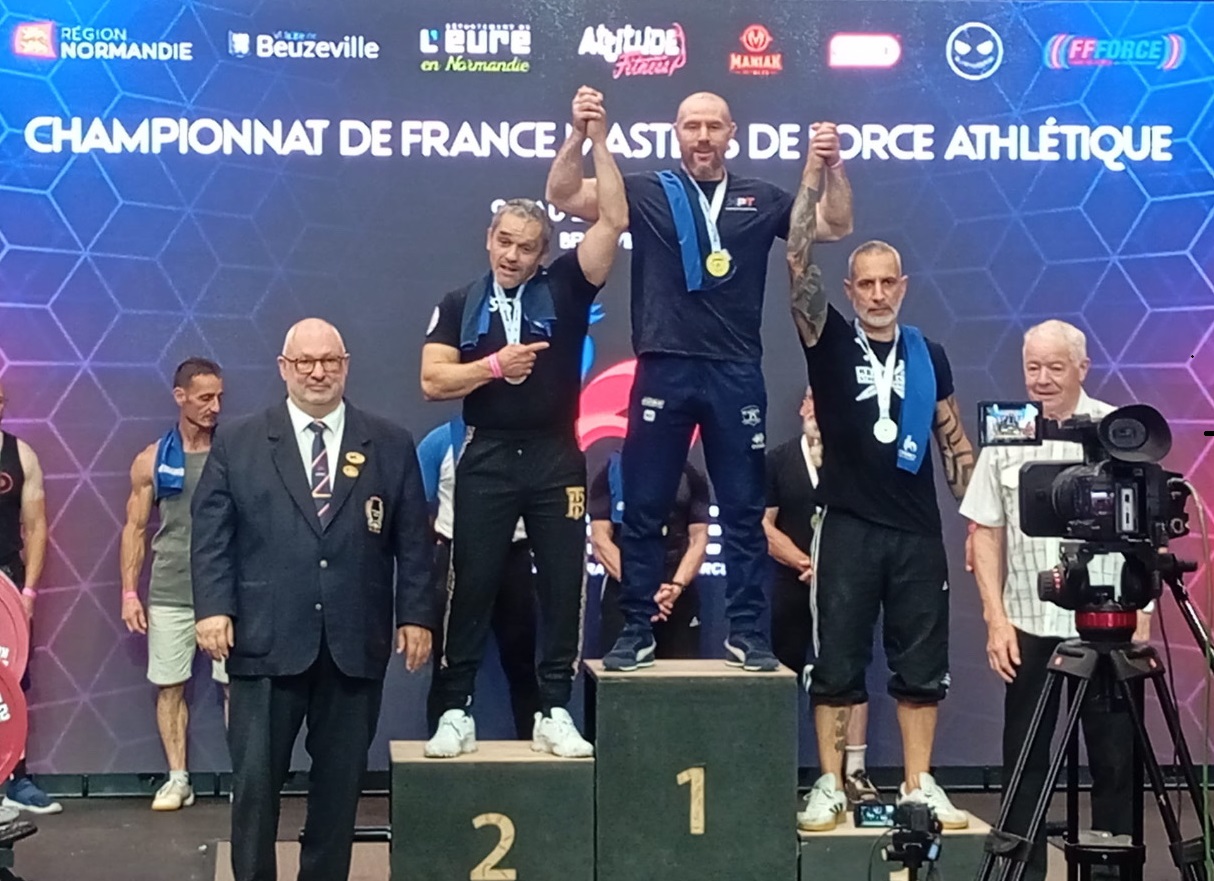 Karim Houas, champion de France Masters 2 -83 kg de force athlétique 2026, sur la plus haute marche du podium