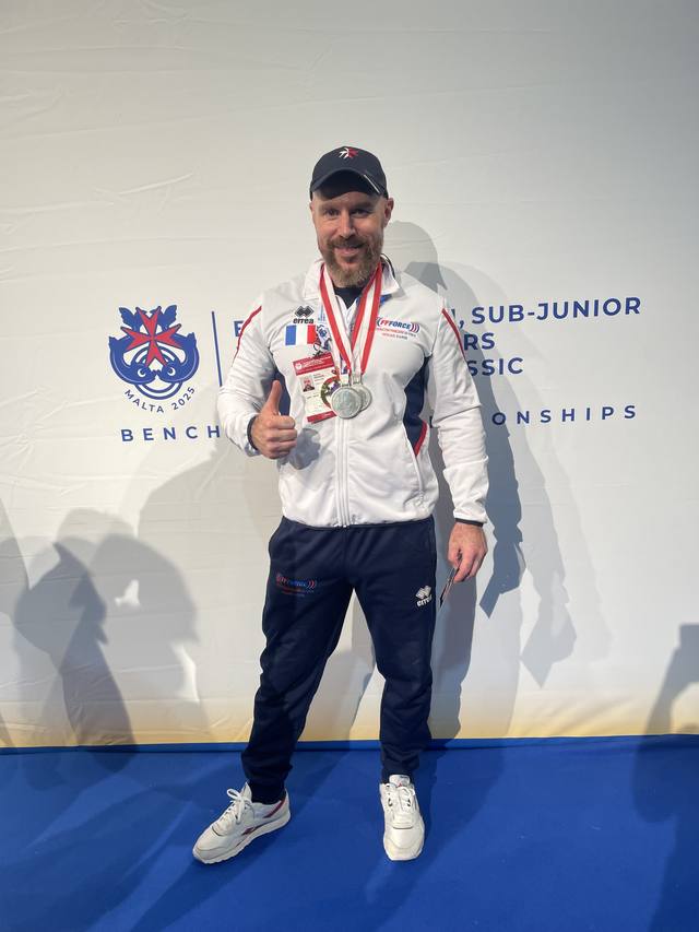 Karim Houas avec ses médailles — championnats d'Europe bench press, Malte 2025
