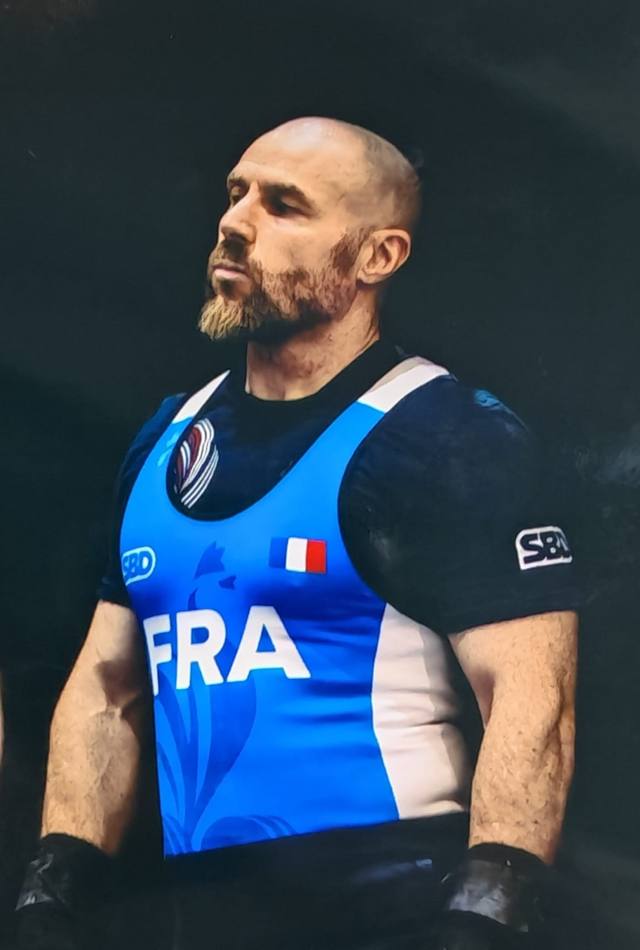 Karim Houas en maillot de l'équipe de France Masters de force athlétique